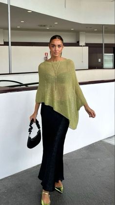 Fancy Maxi Skirt Outfit, Sade Inspired Outfit, Winter Boating Outfit, Vetements Shoes, Casual Sweaters Women, Model Look, Moda Vintage, Boat Neckline, Bella Hadid