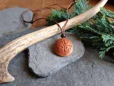 This pendant is a unique piece made by hand carving an avocado pit with a celtic pattern. As the avocado pit dries it shrinks and hardens, becoming very similar to wood. When I complete an avocado seed pendant I always apply a few coats of natural oils, such as linseed oil or tung oil, in this way the seed becomes more resistant and takes on a more intense and slightly more shiny colour.  The thread is made of genuine leather and its length is adjustable thanks to the sliding knots. The maximum Avocado Pit, Avocado Seed, Wooden Carving, Celtic Patterns, Natural Jewelry, Tung Oil, Sliding Knot, Linseed Oil, Spiritual Gifts