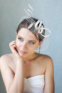 Bridal fascinator with birdcage veil and feathers, wedding birdcage with fascinator, bridal headpiece Fascinator Hats Outfit, Bridal Birdcage Veils, Bridal Veils And Headpieces, Wedding Birdcage, Feather Headpiece, Bridal Fascinator, Black Poppy, Classic Romance, Feather Wedding