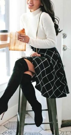 #fall #fashion / turtleneck knit + skirt Classy Skirt Outfits, Rok Outfit, Classy Skirts, Black And White Outfit, Extra Petite, Rock Outfit, Dressing Style, Street Look, Maxi Skirts