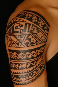 Tattoo with Polynesian tribal patterns covering the upper arm. Hawaiian Tattoo Designs, Maori Tattoo Meanings, Hawaiian Tattoos, Tropical Elements, Pineapple Tattoo, Meaningful Symbols