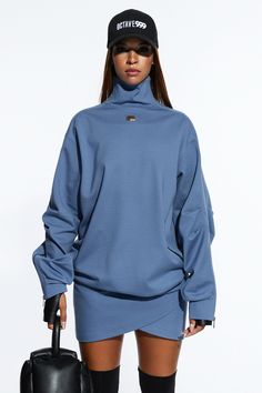 Blue Funnel Neck Top With Ribbed Cuffs, Oversized Turtleneck Tops For Athleisure, Blue Oversized Turtleneck Top, Oversized Blue Turtleneck Top, Athleisure Long Sleeve Tops For Workwear, Stretch Long Sleeve Sweatshirt For Work, Workwear Sweatshirt, Woman Sport, Workout Sweatshirt