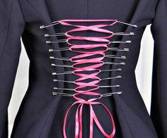 This safety pin corset is a very simple way to get the lace-up corset effect with just a few supplies I'll be you already have. Use this technique to help a loose blazer fit better or create the look of a smaller waist on a fitted blazer. Safety Pin Corset, Safety Pins Fashion, Safety Pin Art, Diy Corset, Diy Fashion Trends, Mode Steampunk, Mode Tips, Corset Back