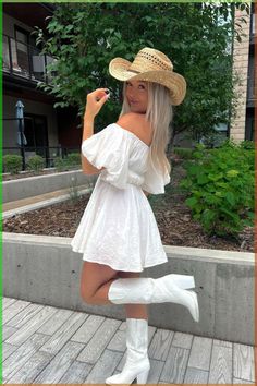 Love the look of cowboy boots but don't know how to style them? Here are 15 stylish cowboy boots outfit ideas. The most stylish aesthetic cowgirl outfits. Outfit With Cowboy Boots, How To Wear Cowboy Boots, Aesthetic Cowgirl, Boots Outfit Ideas, Cowboy Boots Outfit, Cowboy Boot Outfits, Cowgirl Style Outfits, Trending Boots, Runway Trends