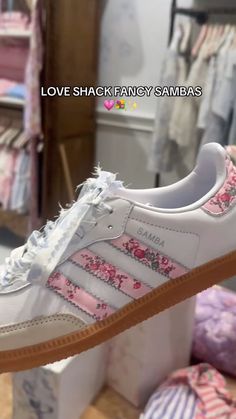 Shoe Painting Ideas, Early 2000s Shoes, 2000s Shoes, Cute Adidas Shoes, Neat Casual Outfits