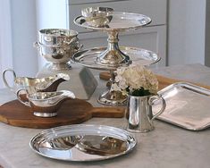 HÔTEL Silver Round Tray Hotel Silver Hotel Silver Afternoon Tea Tables, Antique Booth Ideas, European Hotel, Products Display, Fine Restaurant, Silver Trays, Streamline Design, Round Tray, Elegant Living