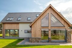 Building Cladding, Bungalow Conversion, Larch Cladding, House Cladding, Bungalow Renovation, Timber Buildings, Modern Barn House, Timber Cladding, Casa Exterior