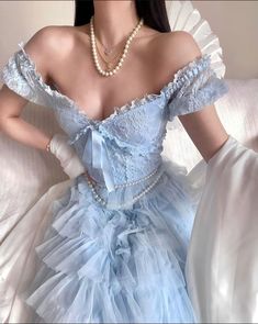 Feyre Archeron, Fairytale Fashion, Pretty Prom Dresses, Dress Aesthetic, Fairytale Dress, Fantasy Dress, Historical Dresses, Classic Dress, Beautiful Gowns