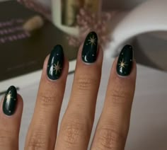 Emerald Green Holiday Nails, Green Nails With Stars, Simple Festive Nails, Nye Nails Short, Winter Solstice Nails, Cottage Core Nails, Jan Nails, Green And Gold Nails, Starry Nails