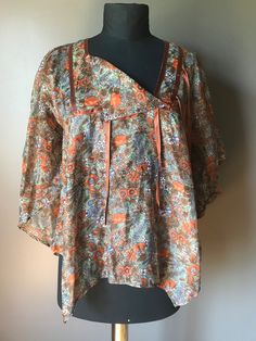 Romantic 1970s flutter sleeve top in floral print. Cute cut make for an amazing look paired with maxi skirts, leggings and cutoffs. Semi sheer. Jagged Hem Size L Brown Vintage Print Top For Spring, Vintage V-neck Top With Boho Print, Casual Spring Blouse With Kimono Sleeves, Casual Blouse With Kimono Sleeves For Spring, Vintage Brown Floral Print Tops, Retro Floral Print Blouse For Fall, Bohemian Tops With Vintage Print For Fall, Bohemian Blouse With Vintage Print For Spring, Summer Tops With Kimono Sleeves For Daywear