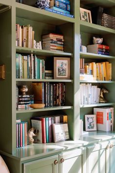 green home library with brass accents Cozy Forest, Home Library Design, Wall Bookshelves, Living Room Shelves, Home Libraries, Green Home, Built In Bookcase