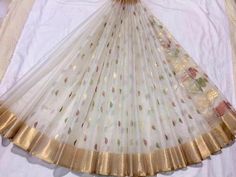 Golden Saree, Floral Evening Dresses, New Saree Designs, Silk Sarees With Price, Chanderi Silk Saree, Indian Silk Sarees, Silk Saree Blouse Designs