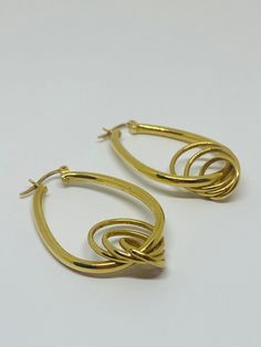 "This is a pair of 14K yellow gold large, oval hoops/hoop earrings. They are hallow and lightweight, making them extremely comfortable to wear. The round loops at the bottom of each earring are stuck in place; they do not move around. Material(s): 14K yellow gold Total weight: 4.1 grams Flaws (if any): None to mention Marking(s): \"14K\" Measurements: These earrings measure 41.5 millimeters in height and 24.8 millimeters across. They are 2.6 millimeters in thickness. See photo with quarter for s Hammer Texture Ring, Textured Ring, Large Hoop Earrings, Pearl Diamond, Gold Pearl, Diamond Heart, Jewelry Earrings Hoops, Vintage Earrings, Gold Diamond