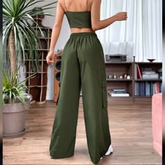 Brand New In Polybag Wide Leg Open Bottom Large Side Leg Pockets Elastic Waist Band (No Drawer String.Stock Photo To Show Style Not Actual Pants). Army Green Light Weight Airy Tops For Cargo Pants Women, Green Women Outfits, What To Wear With Green Pants, Cute Pants Aesthetic, Sleeveless Outfit Casual, Green Outfit Women, Casual Green Outfit, Green Casual Outfit, Outfits Verdes