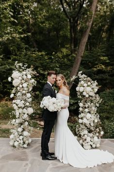 white floral arch modern monochromatic Black Decor Accents, Minimalist Modern Wedding, Monochromatic Wedding, White Wedding Arch, Modern Chic Wedding, Floral Arch Wedding, Wedding Ceremony Arch, Wedding Arbour, Wedding Ceremony Flowers