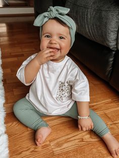 ♥ This super sweet set of leggings and Top Knot or tiny knot headbands is great for preemies, newborns, babies and toddlers! Each piece is flawlessly handmade, stylish for your baby and makes a great gift that anyone can be proud to give to a lucky mom and baby. 💌 GET 10% OFF YOUR 1ST ORDER! When you join our mailing list --> http://bit.ly/DudisDesignEtsy ♥ ABOUT THIS SET ⚬ Sizes preemie to 3T. ⚬ Made of a soft and stretchy Ribbed knit fabric that feels great to the touch, wears well and looks Newborn Coming Home Outfit, Toddler Pants, Baby Fits, Outfit Cute, Sea Spray, Foto Baby, Ribbed Leggings, Coming Home Outfit, Girls Leggings