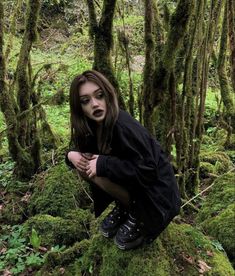 Black Grunge Aesthetic, Ootd Poses, Alt Aesthetic, Grunge Hippie, Fairycore Aesthetic, Best Selfies, Solo Photo, Hiking Pictures, Senior Picture Outfits