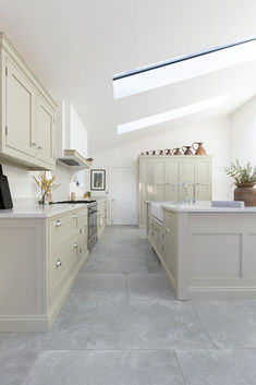 A large cream kitchen with Hambleton Grey tiles.