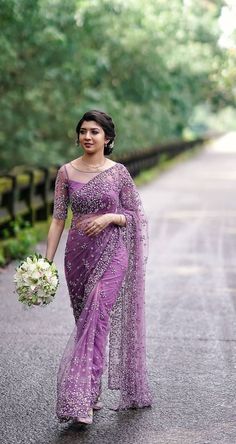 Wedding saree भार��तीय दुल्हन संबंधी, डिजाइनर कपड़े, Sarees For Girls, Fancy Sarees Party Wear, Wedding Blouse Designs, Chique Outfits, Saree Designs Party Wear, Wedding Blouse, Designer Saree Blouse Patterns