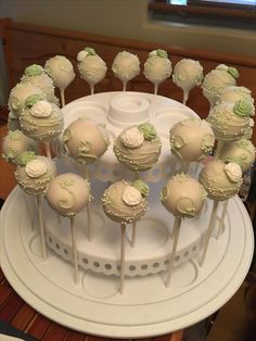 Green Bridal Shower Cake, Bridal Shower Cake Pops, Princess Tiana Birthday Party, Tiana Birthday Party, Princess Sweet 16, Quince Cakes, Quince Decor, Quince Cake