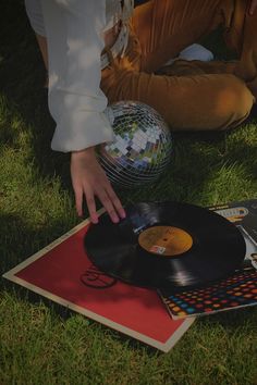 70s Records Aesthetic, 70s Pictures Aesthetic, Vintage Setup Photoshoot, Dreamy 70s Aesthetic, Indie Folk Rock Aesthetic, 70s Aesthetic Instagram Feed, 70s Mexico Aesthetic, Earthy 70s Aesthetic, 70s Friends Aesthetic