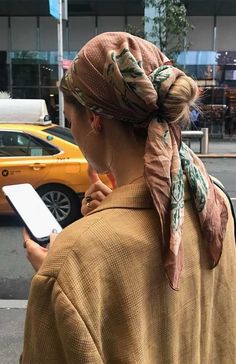 Sukienki Maksi, Hair Scarf Styles, Head Scarf Styles, Bandana Hairstyles, Mode Inspo, 가을 패션, Looks Style, Mode Inspiration, Scarf Hairstyles