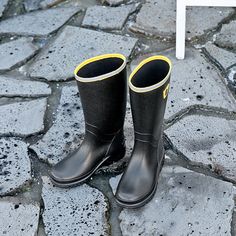 These rain boots are made of durable nylon and have adjustable gaiters to ensure a perfect fit. They are equipped with non-slip rubber soles and are waterproof. The knee-high design provides excellent ankle support and allows you to walk comfortably without slipping. These boots can be worn as work boots or casual wear. When choosing the WARM variant, we recommend selecting one size larger. High Rain Boots, Camo Top, High Design, Ankle Support, Higher Design, Work Boots, Rubber Rain Boots, Rain Boots, Black Boots