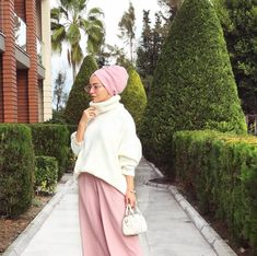 Pinterest: @adarkurdish Comfort Outfits, Outfits Hijab, Modest Style, Style Hijab, Fashion Hijab, Islamic Clothing, Hair Wraps, Person Standing