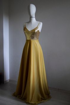 "Handmade Charming Chiffon With Top Sequin Gold Bridesmaid/Prom/Evening Dress. Dress Can Be Customised For Different Sleeve Length, Neckline, Hem length Etc. or make other changes to the design/shape and for more extensive design changes, there may be an additional fee. → Flattering Glittery Sequin Bridesmaids Dress In Any Colour. (Make Note Of The Colour) → Plus Sizing & Maternity Requirements To Accommodate More Personnel Perfect Dress. The 'Gul Altın' gown features a sweetheart neckline. Gold Maid Of Honor Dress, Gold Bridesmaid Dress, Prom Dress Sequin, Gold Sequin Bridesmaid Dress, Rose Gold Bridesmaid Dress, Glittery Wedding, Gold Prom Dress, Sweetheart Bridesmaids Dresses, Gold Prom