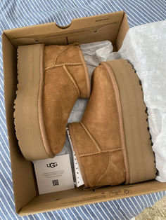 Perfect Ugg staple shoe! Platform Uggs, Fluffy Shoes, Preppy Shoes, Pretty Shoes Sneakers, Shoes Outfit Fashion, Shoe Wishlist, Girly Shoes