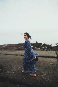 Malavika Mohanan, Indian Sari Dress, Saree Poses, Saree Photoshoot, Saree Models, Saree Trends, Elegant Saree