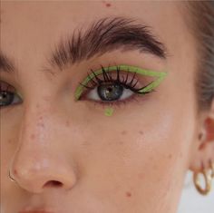 Sophie Floyd, Green Eyeliner, Graphic Makeup, Graphic Eyeliner, Swag Makeup, Makijaż Smokey Eye, Creative Eye Makeup