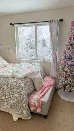 Christmas Decorations Bedroom Aesthetic, Christmas Tree In Room Aesthetic, Pink Christmas Decor Ideas For Bedroom, Christmas Decor Bedroom Aesthetic, Christmas Room Inspo Aesthetic, Pink Winter Bedroom, Christmas Tree Bedroom Ideas, Christmas Room Decor Pink, Christmas Bedroom Ideas Cozy