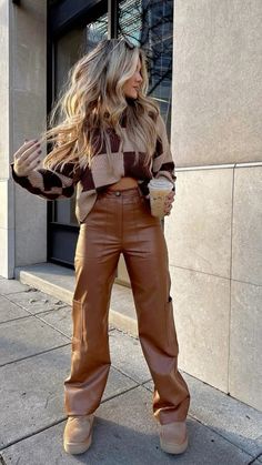 Valentines Date Outfit Night Dinners, Fall Brown Outfits, Brown Leather Outfit, Nashville Style Outfits, Mom Fits, Vaquera Outfit, Brown Leather Pants, Estilo Hippie