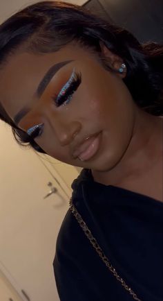 Cool Skin Makeup Looks, Glam Looks Make Up Black Women, Blue Birthday Makeup, Full Glam Makeup Looks Black Women, Light Blue Makeup Looks, Blue Prom Makeup, Birthday Makeup Looks, Gold Makeup Looks, Face Beat Makeup