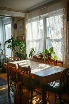 40 Rustic Cottagecore Dining Room Ideas for Vintage Charm Vintage Aesthetic Dining Room, Indie Dining Room, Dining Room Aesthetic Cozy, Small Cozy Dining Room, Dining Room Craft Room, Small Apartment Dining Room Ideas, Aesthetic Vintage House, Cozy Vintage Apartment, Cottage Core Dining Room