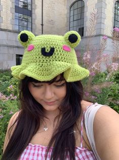 The CUTEST and SOFTEST crochet froggo in town!! Made by hand with soft yarn and lots of love ️  Feel free to message me if you would like your froggo in a different color! Crazy Hat, Crochet Store, Crochet Summer Hats, Confection Au Crochet, Hat Crochet Pattern, Crazy Hats, Crochet Clothing And Accessories, Fun Crochet Projects, Hat Crochet