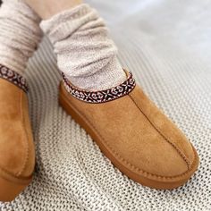 With Unmatched Warmth And Comfort, These Platform Slippers Feature A Faux Fur Lining And Faux Suede Upper. The Embroidered Stitching Adds A Touch Of Individuality To Your Lounge Wear, Making These Platform Slippers A Must-Have Addition To Your Wardrobe. From Lounging At Home To Errands On The Go, These Slippers Will Never Let You Down. Condition: Brand New Color: Chestnut Heel Height: 1.5" (Approximately) Fit: True To Size (M) Soda Shoes, Cute Slippers, Faux Fur Slippers, Bow Heels, Platform Slippers, Sneakers Blue, Black Faux Fur, White Flats, Fashion Updates