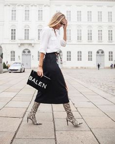 Street Style Skirt, Simple Street Style, Trendy Skirts, Skirts With Boots, Looks Street Style, Looks Black, Brunch Outfit, Fashion Gallery, Fashion Week Street Style