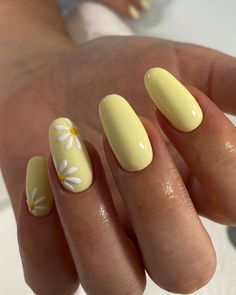 30 Simple Daisy Nail Art Everybody Can Copy - 202 Daisy Nail Art, Nails Bright, Yellow Nail Art, Yellow Nails Design, Nails Green, Daisy Nails, Summery Nails, Nails Gel