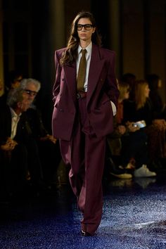 SAINT LAURENT -Women's- 2025年春夏コレクション | パリ | 画像50枚 - FASHIONSNAP Yves Saint Laurent Suit Woman, Saint Laurent Outfit, Mafia Style, Goddess Women, Smart Clothes, Yves Saint Laurent Paris, Girly Pop, Runway Outfits, Smart Outfit