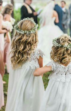 Flower Girl Inspiration, Wedding Kids Outfit, Wedding By The Sea, Flower Girl Crown, Flower Girl Hairstyles, Wedding Flower Girl, Bridesmaid Flowers, Wedding With Kids, White Dresses