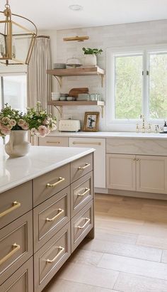 White Kitchen Contrasting Island, Art Deco Kitchen Cabinets, Jen Carter, Two Toned Kitchen Cabinets, Koti Diy, Two Tone Kitchen, Design Your Kitchen, Decoration Kitchen, Kitchen Cabinet Colors