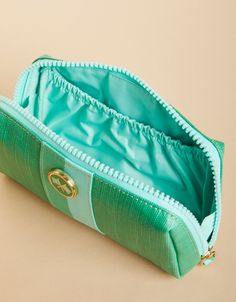 It's that time of the year! Time to grab your gear and head to the green with Spartina 449 Golf Accessories! Our Golf Accessories Pouch sports a large main zippered compartment with 2 slip pockets and a long elastic pocket. She includes a handy wristlet for off the course activities and a matching magnetic ball marker. Never forget your sunnies and sunscreen again! Loungewear Capsule, Beach Towel Blanket, Spartina 449, Beach Shop, Straw Bags, Lunch Tote, Embroidered Bag, Golf Accessories, Linen Bag