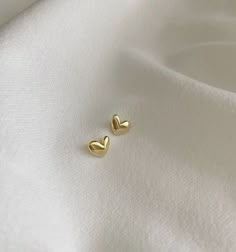 Simple Earing Designs Gold, Silver Earring Studs, Earrings Cute Simple, Earing Studs Simple Gold, Gold Earrings Designs Studs, Gold Earring Aesthetic, Heart Earrings Aesthetic, Rings Aesthetic Gold, Aesthetic Gold Earrings