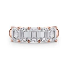 an emerald cut diamond ring with three baguetts in rose gold and white diamonds