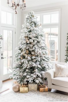 Flocked Christmas tree in modern living room Cheap Christmas Tree Ideas, Cheap Christmas Tree, Best Christmas Trees, Cheap Christmas Trees, Slim Christmas Tree