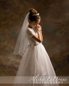 1st Communion Photoshoot, Communion Photo Ideas, First Communion Photography, Communion Pictures, Catholic Communion