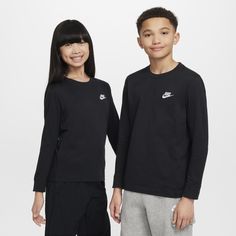 You can't go wrong with classic Nike style. Made from soft and breathable cotton, this long-sleeve tee has an easy fit that's perfect for all your daily adventures. Nike Style, Kid Lifestyle, Nike Boy, Nike Kids, Nike Fashion, Boys Top, Nike Sportswear, Big Kids, Kids Boys