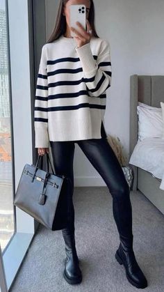 Outfits Mit Leggings, Best Business Casual Outfits, Striped Sweater Outfit, Leather Leggings Outfit, Look Legging, Mode Zara, Mode Casual, Looks Black, Oversized Pullover